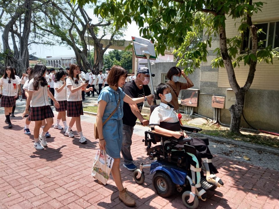 112年6月15日 畢業學子致贈感謝狀予校方